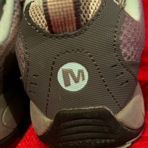 Merrill 7.5 grey and teal running shoes